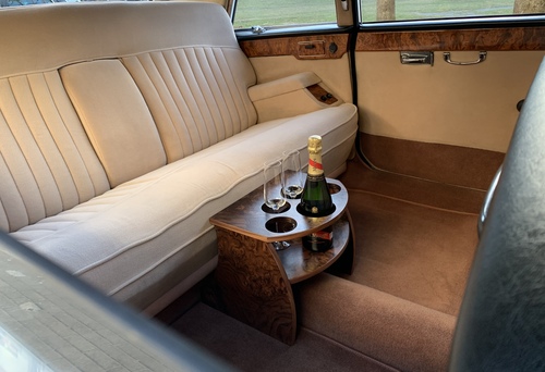 Salona iekārtojums, ja braucienu bauda jaunais pāris.