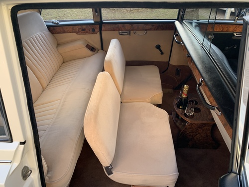 Salona iekārtojums, ja braucienu bauda jaunais pāris kopā ar vedējiem.