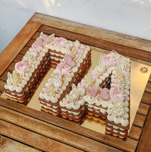 Medus šablonkūka ar jaunā pāra iniciāļiem