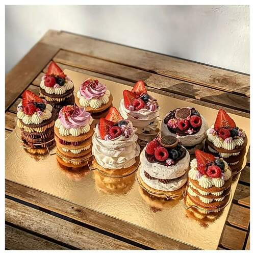 Šokolādes-ķirsu, mandeļu-upenu, pavlovas, cielaviņas un medus minikūciņas