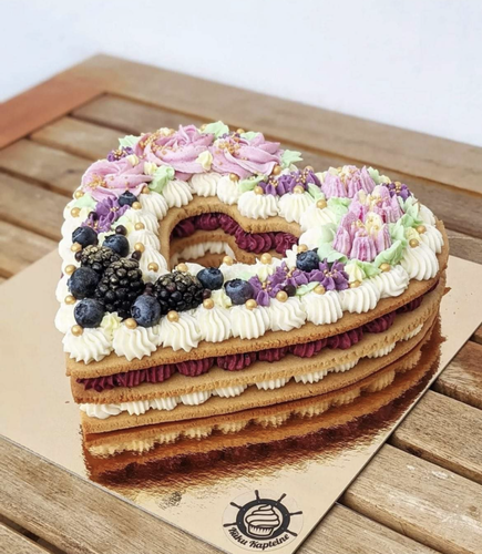 Mandeļu-upeņu šablonkūka