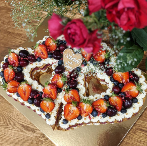 Mandeļu-upeņu šablonkūka