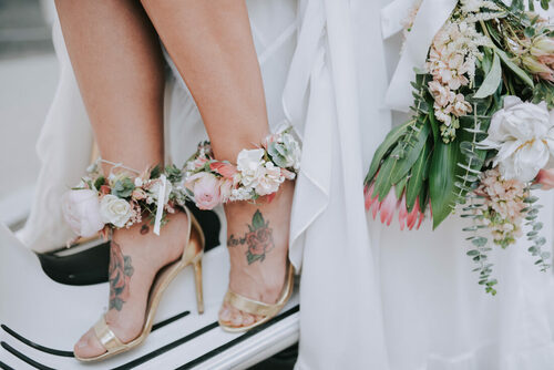 Līgavas pušķis, ziedu dekors kājām