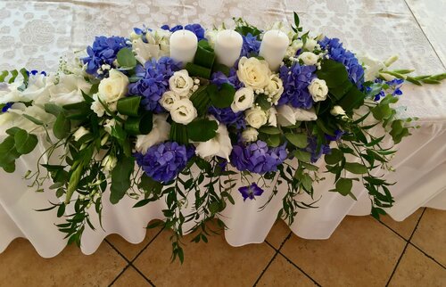 Jaunlaulāto galda kompozīcija