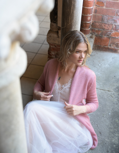 Vecrozā gara mohēras jaka ar mežģīni ap rokām.