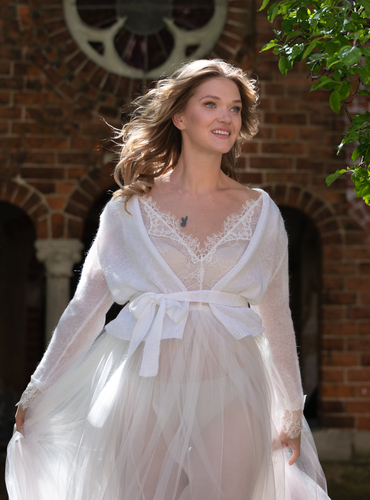 Klasiska īsa un gaisīga mohēras jacņa ar jostu.