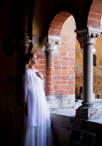 Gara, balta mohēras jaka ar mežģīni ap rokām.