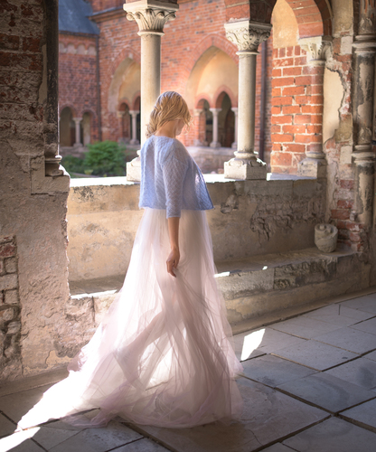 Mežģīņu rakstā adīta debesu zila līgavas jaciņa.