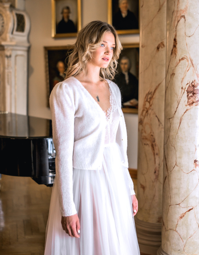 Klasiska stla jaka ar aizveramu priekšu un ar pufīgu piedurknes augšējo daļu.