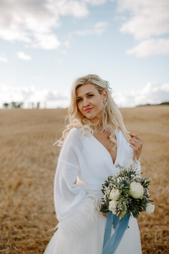 Kimono stila jaciņa ar strausa spalvām piedurknes galā.